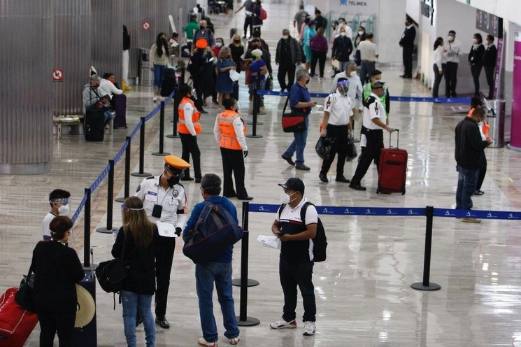 Pasajeros en el AICM para volar a sus destinos, en el contexto del semáforo naranja de la pandemia de Covid-19. Foto Roberto García Ortiz 