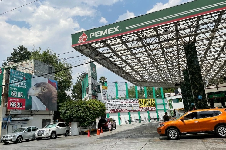 De las 7 mil 80 estaciones de gasolina que operan con la marca Pemex, 7 mil 35 son operadas por terceros. Foto Roberto García / Archivo 