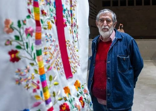 'Suave trazo: Rafael López Castro, diseñador gráfico mexicano' incluye más de 50 textos de intelectuales, académicos y artistas. En la imagen, el homenajeado durante el recorrido que hizo por la exposición 'Así viste mi pueblo'. Foto Sergio Hernández Vega