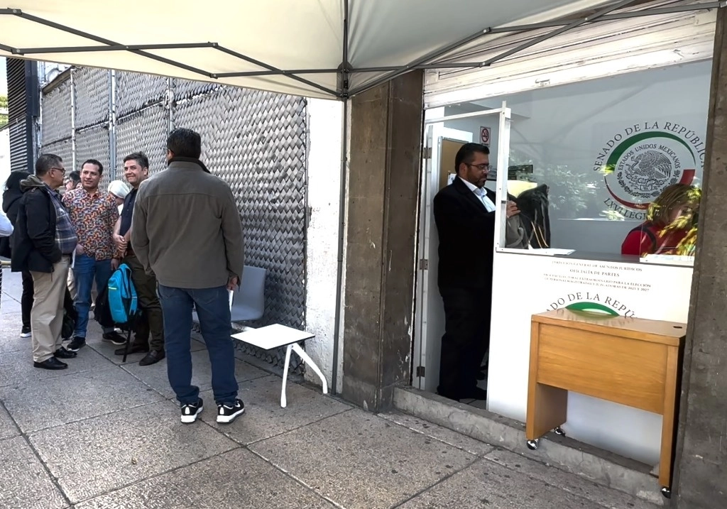 Fila de aspirantes en el módulo de la sede cameral. Foto Jair Cabrera Torres 