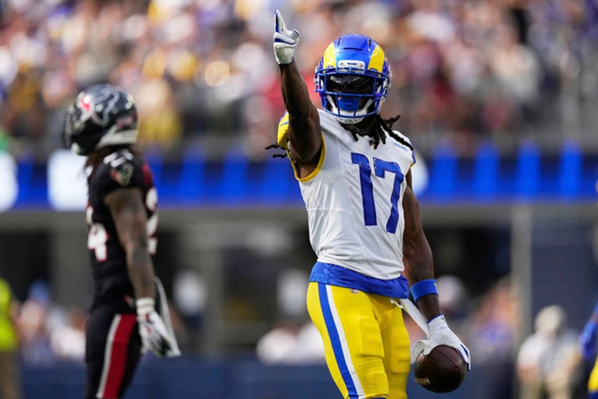 El receptor de Los Angeles Rams, Davante Adams celebra tras una recepción durante la segunda mitad de un partido de la NFL contra los Houston Texas. Foto 
