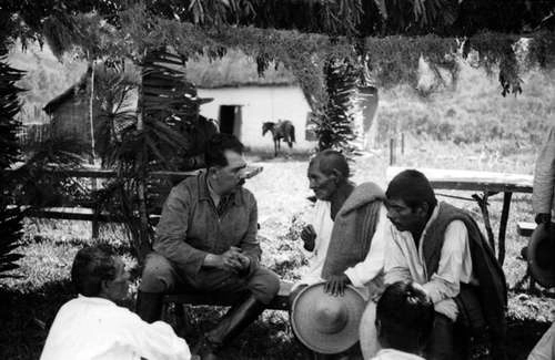 El FCE pondrá a la venta una edición adicional de 10 mil libros. Arriba, Lázaro Cárdenas conversa con campesinos (fotografía de Casasola, ca. 1935. Sinafo. Secretaría de Cultura). Foto INAH e Instituto Nacional de los Pueblos Indígenas

