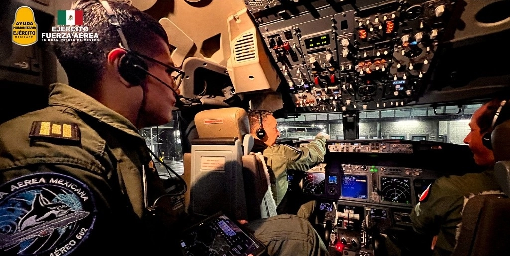 Cabina de uno de los aviones de la Sedena tomada de su perfil de X.