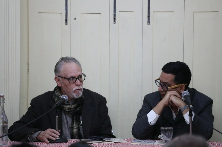 David Huerta y  Hernán Bravo Varela, durante su mutua presentación de poemarios, en la casa de Ediciones Era. Foto Luis Castillo 
