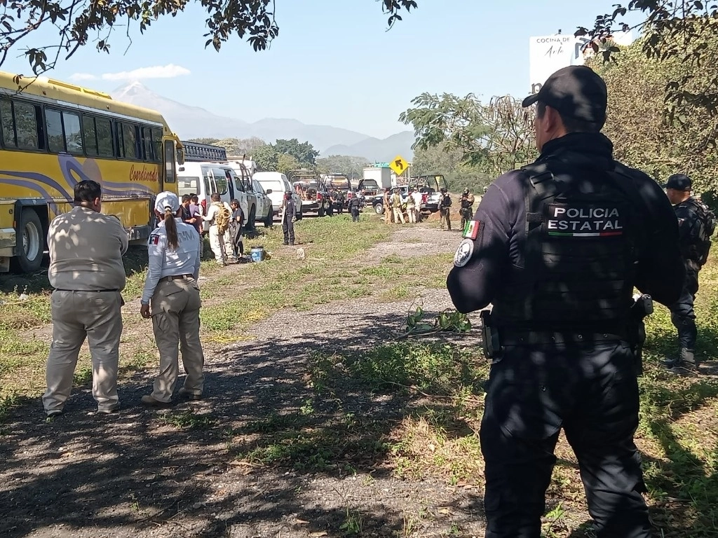 Cerca de 100 personas migrantes que viajaban de forma hacinadas en un autobús de turismo, fueron rescatadas por agente del INM. Foto Eirinet Gómez