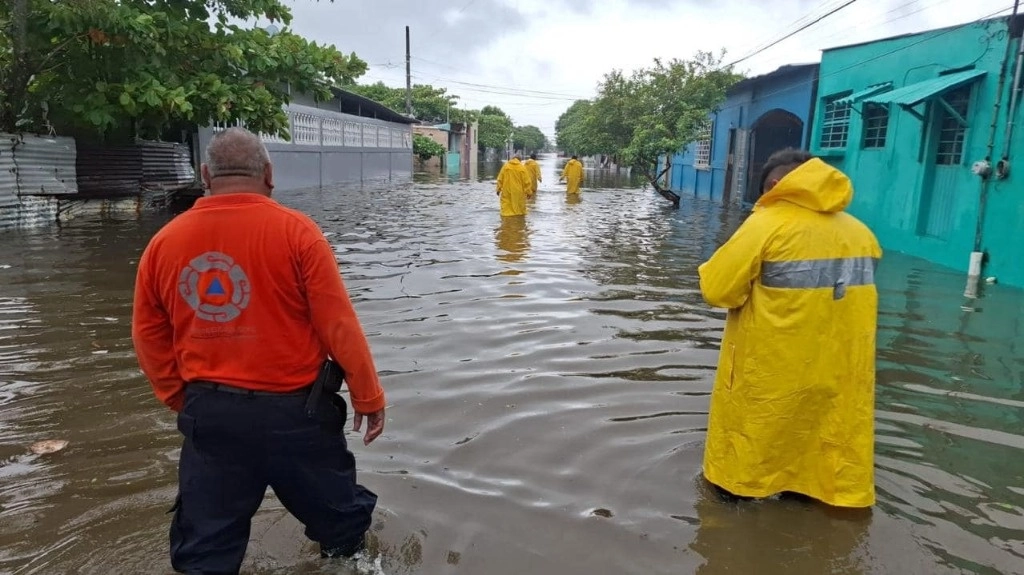 En Veracruz, más de 1,600 personas fueron evacuadas de sus casas por los daños que ocasionó la tormenta tropical 'Nadine'. Foto La Jornada