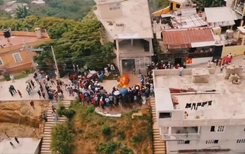 Pobladores de Mecatlán, Veracruz, ayer durante una protesta contra los resultados de las elecciones del domingo. Foto 