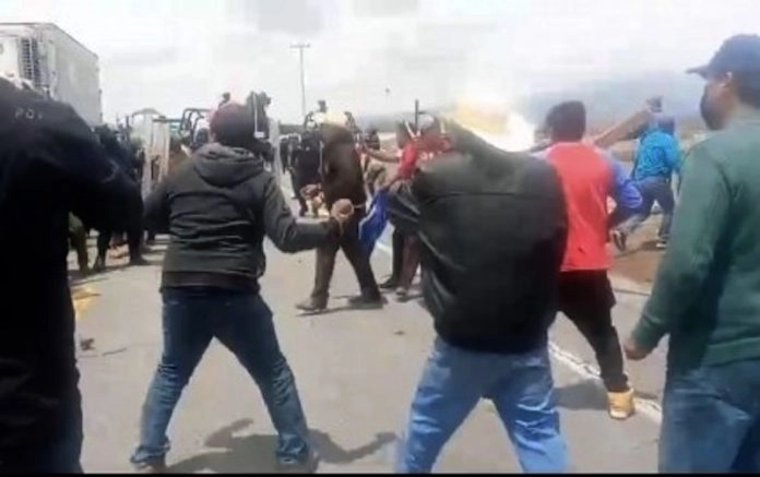 Dos personas perdieron la vida y otras más resultaron heridas durante el desalojo de una protesta de campesinos en la comunidad de Totalco, Veracruz. Foto La Jornada Veracruz