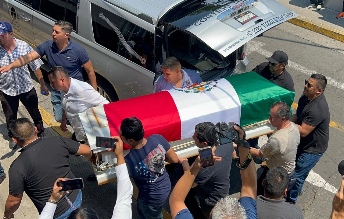 Familiares y amigos de América Yamileth Sánchez colocaron una Bandera de México sobre su féretro. Foto 