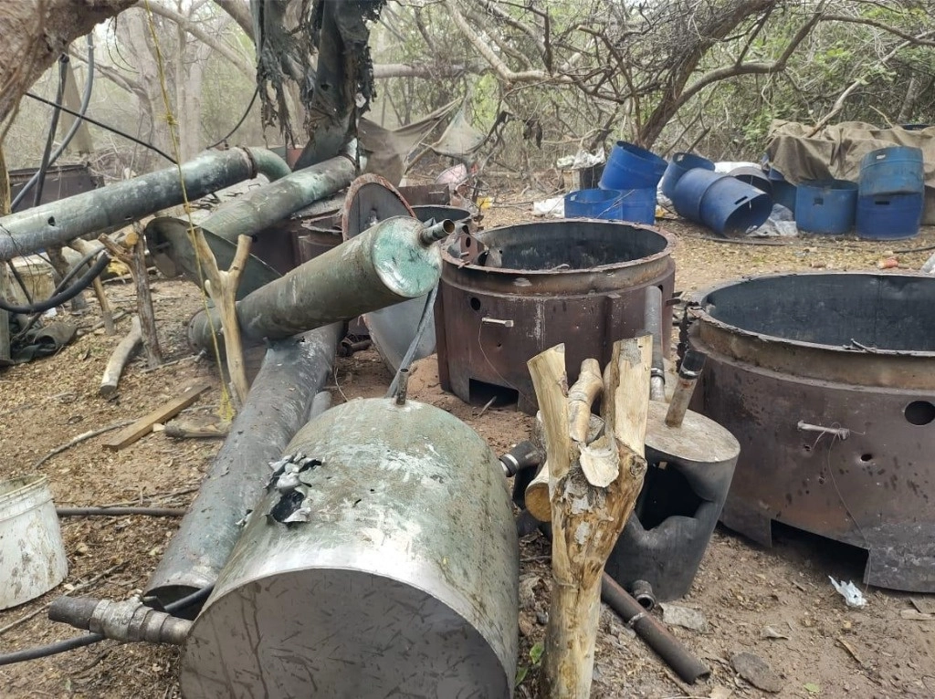 Imagen de un 'narcolaboratorio' hallado y asegurado hace unos días en Sinaloa por la Secretaría de la Defensa. Foto Sedena / cortesía  