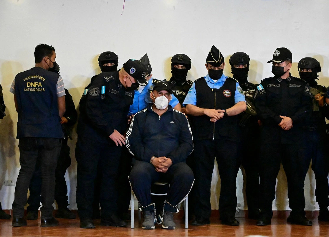 El ex presidente de Honduras, Juan Orlando Hernández (centro), es solicitado por la justicia de Estados Unidos por el delito de narcotráfico. La imagen, del pasado 9 de marzo. Foto Afp