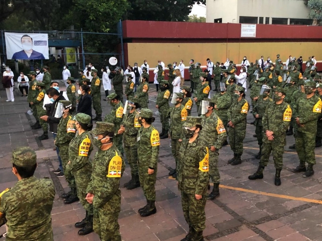 Personal de salud y elementos del Ejército forman filas para recibir las primeras dosis de la vacuna contra el Covid-19, producida por Pfizer y Biontech, ayer 24 de diciembre de 2020. Foto Luis Castillo