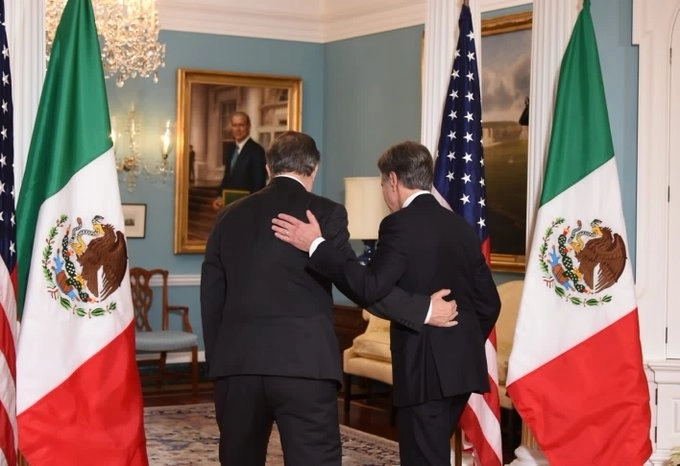 El canciller Marcelo Ebrard (izq) junto con el secretario de Estado de EU, Antony Blinken (der). Foto tomada de la cuenta de Twitter @m_ebrard