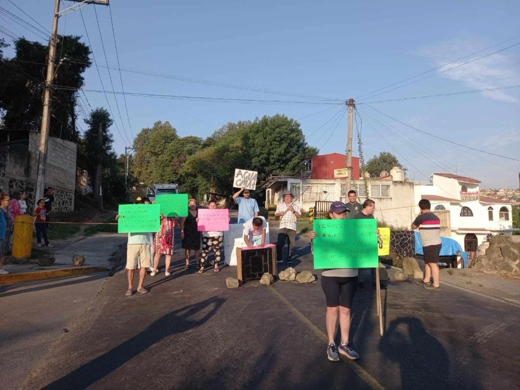 Colonos en Xalapa, Veracruz exigieron a las autoridades atiendan su demanda, ya que hace 15 días no tienen agua. Foto La Jornada