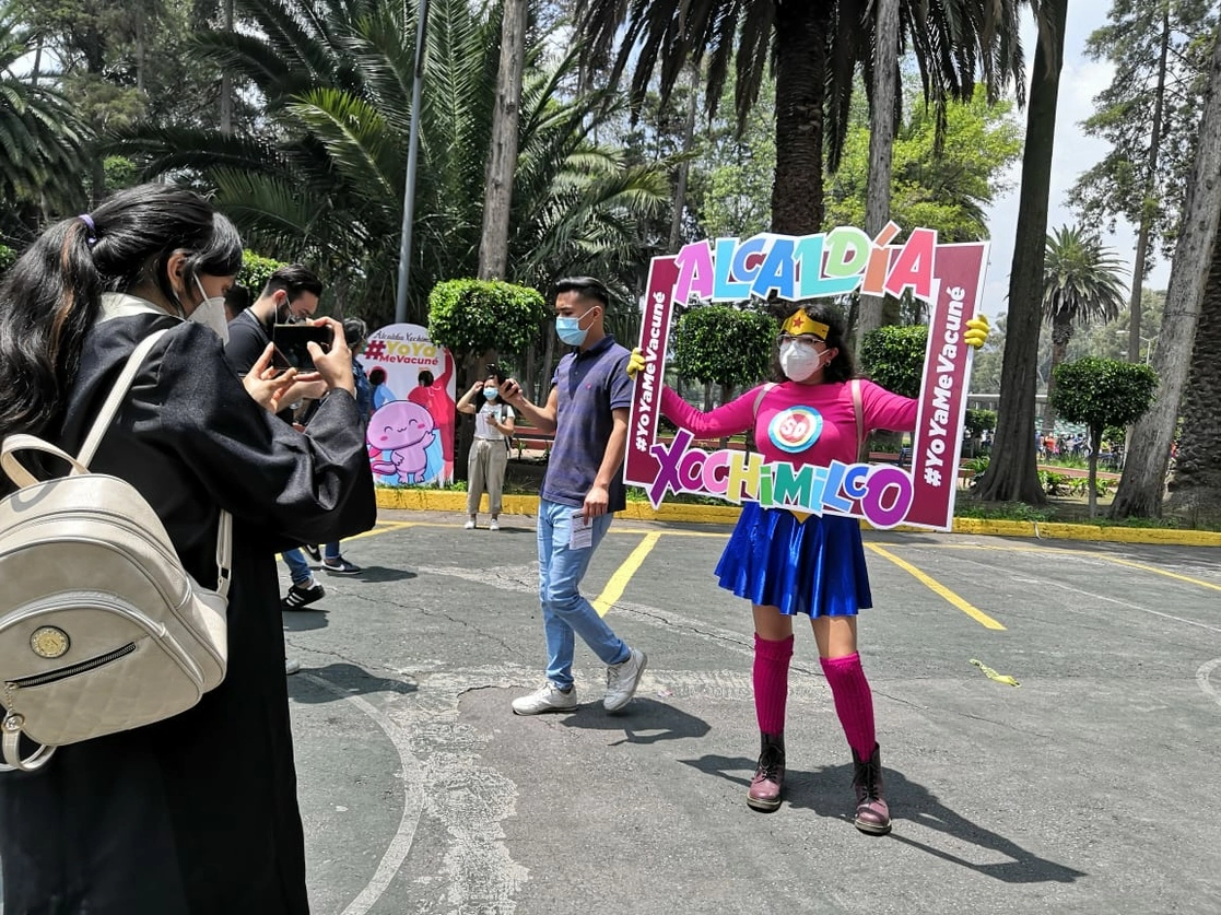 Uno de los disfraces elegidos por jóvenes que acudieron al centro de vacunación habilitado en el Deportivo Xochimilco fue Susana Distancia, el 19 de agosto de 2021. Foto Elba Mónica Bravo