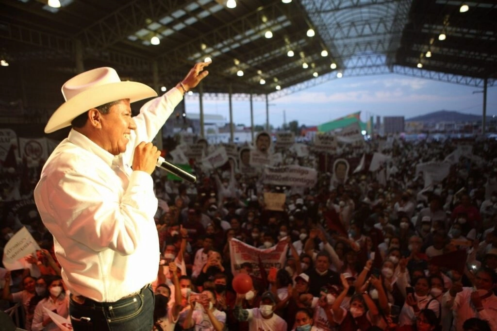 David Monreal, candidato a la gubernatura de Zacatecas por la coalición Morena-PT-PVEM-Panal, durante su cierre de campaña en Fresnillo, donde se dijo listo para ganar la elección y derrotar a su principal contrin-cante, Claudia Anaya Mota, de la alianza PRI, PAN y PRD. Foto Alfredo Valadez Rodríguez