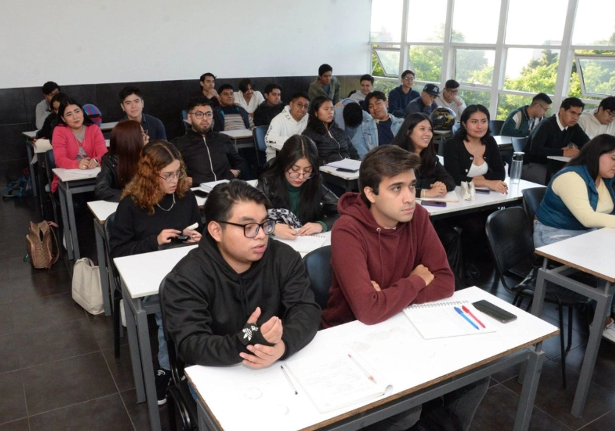 Todo, en las escuelas, debe contemplarse al hablar de dignificación. Los espacios, los techos, los muros y las ventanas dicen mucho al respecto. Foto