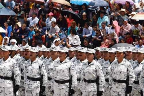 En la ceremonia efectuada en el campo militar 37-C, hubo 5 mil 400 personas, entre egresados, familiares, invitados especiales y representantes de medios. Foto Roberto García Ortiz