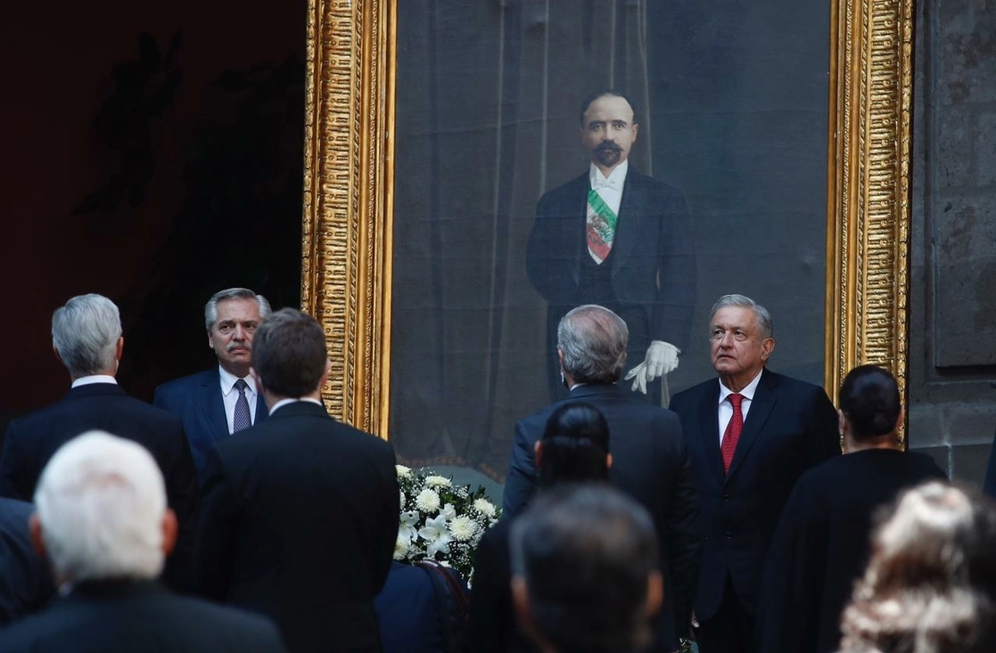 El presidente de Argentina, Alberto Fernández y el presidente López Obrador hicieron una guardia de honor a un costado de un retrato de Francisco I. Madero, en Palacio Nacional, el 23 de febrero de 2021. Foto Cristina Rodríguez