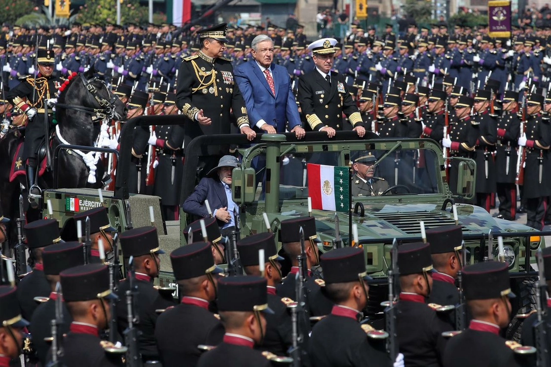El presidente Andrés Manuel López Obrador encabeza el evento conmemorativo por el 110 aniversario de la Marcha de la Lealtad, en el Zócalo capitalino, el 9 de febrero de 2023. Foto Marco Peláez