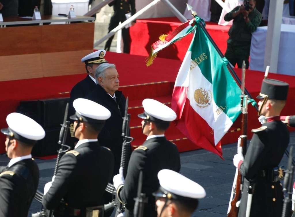El presidente Andrés Manuel López Obrador saluda a la bandera durante el inicio de la ceremonia por el 111 aniversario de la Marcha de la Lealtad en el Castillo de Chapultepec, en la Ciudad de México, el 9 de febrero de 2024. Foto José Antonio López