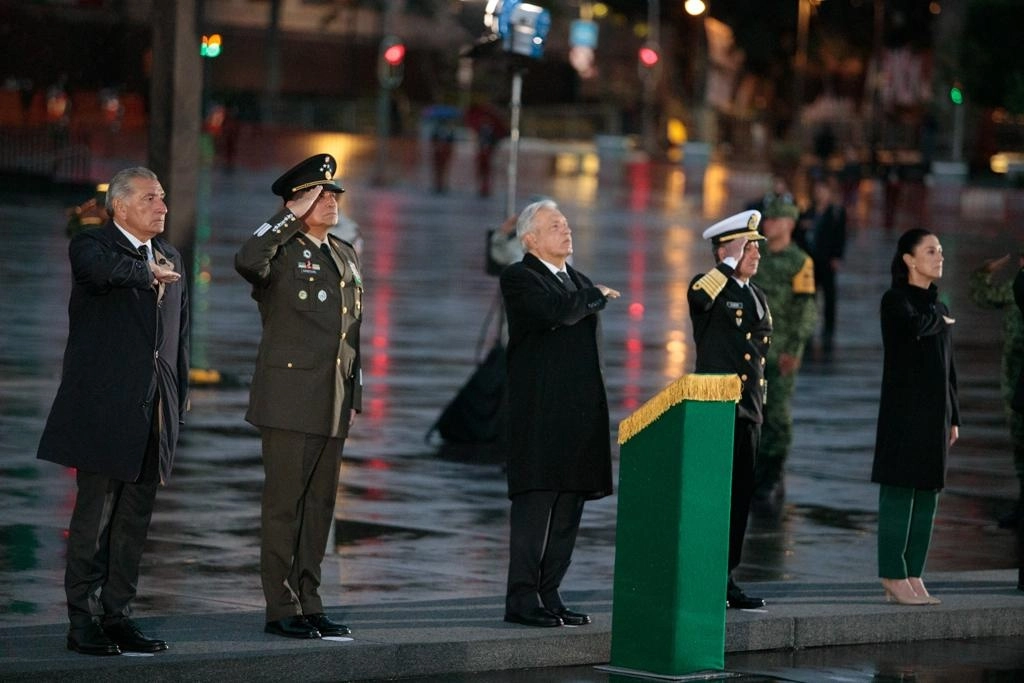 El presidente de México, Andrés Manuel López Obrador; los secretarios de la Defensa Nacional, Luis Cresencio Sandoval; de la Marina; José Rafael Ojeda Durán; de Gobernación; Adán Augusto López; y la Jefa de Gobierno de la Ciudad de México, Claudia Sheinbaum, durante la ceremonia para recordar a las víctimas de los sismos de 1985 y 2017, en la Plaza de la Constitución de la capital mexicana, el 19 de septiembre de 2022. Foto Pablo Ramos