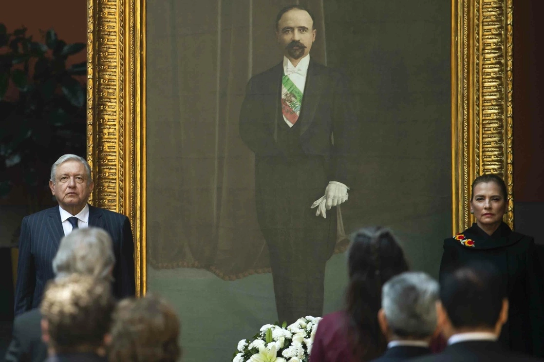 El presidente Andrés Manuel López Obrador y su esposa Beatriz Gutiérrez Müller, así como los asistentes al acto, guardaron un minuto de silencio en honor al apóstol de la democracia, el 23 de febrero de 2023. Foto cortesía Presidencia