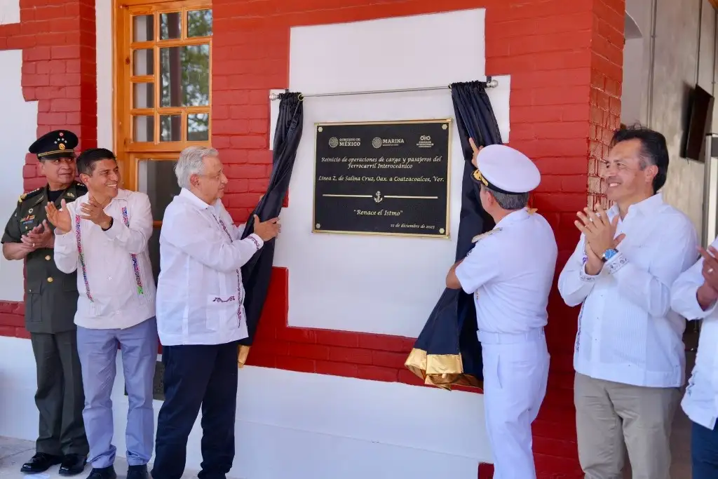 En presidente Andrés Manuel López Obrador devela la placa de inauguración del Tren Interoeánico en Salina Cruz, Oaxaca, el 22 de diciembre de 2023. Foto tomada de la red social X @salomonj
