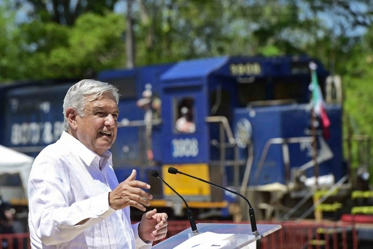 El presidente Andrés Manuel López Obrador durante la rehabilitación de la vía del Ferrocarril del Istmo de Tehuantepec, desde Sayula de Alemán, Veracruz. Foto Presidencia