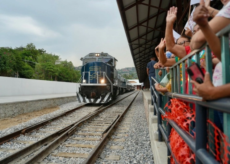 El presidente Andrés Manuel López encabeza este domingo el primer recorrido de prueba del Tren Interoceánico de pasajeros. Imagen tomada de X @GobOax