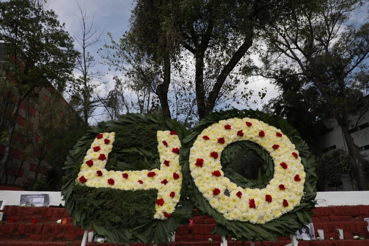 A 40 años del terremoto de 1985 y 8 años del 2017, habitantes de las diferentes secciones de Tlatelolco realizaron homenaje a víctimas en el parque del Reloj, en la Ciudad de México, el 19 de septiembre de 2025. 