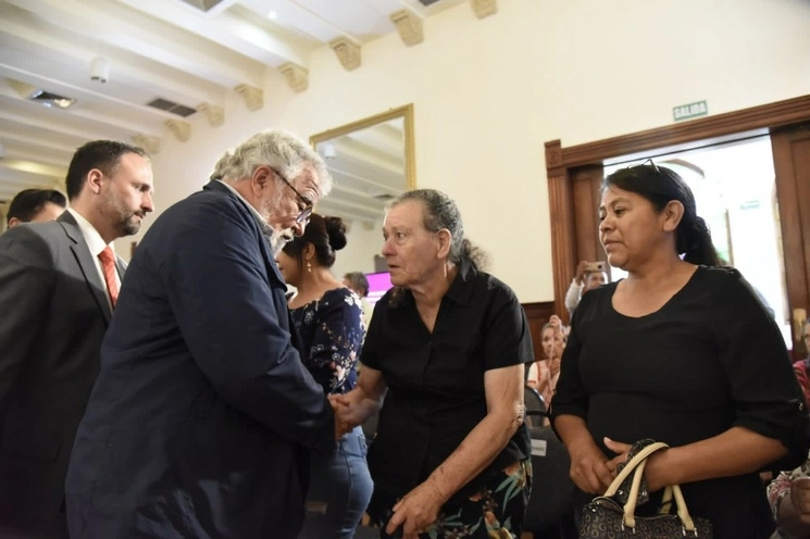 El subsecretario de Gobernación, Alejandro Encinas, ofreció una disculpa pública, en nombre del Estado Mexicano, a la familia Trueba Arciniega, debido al homicidio de  Myrey Trueba Arciniega, en Chihuahua, Chihuahua, el 24 de agosto de 2023. Foto tomada de X @A_Encinas_R