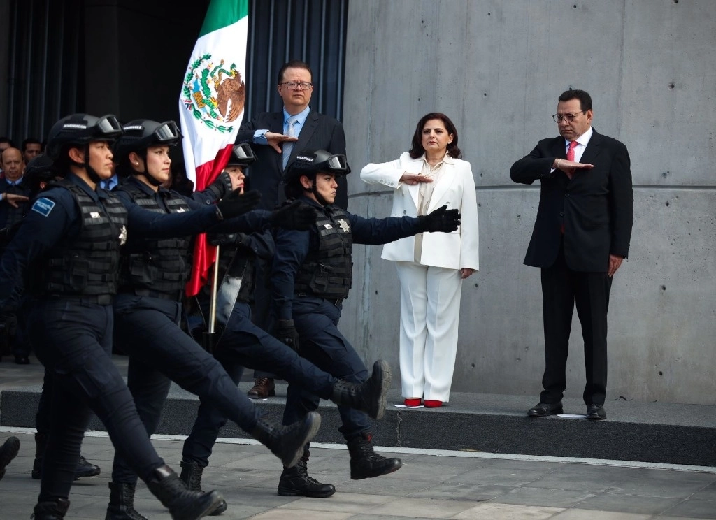 La magistrada presidenta Mónica Soto estuvo acompañada únicamente por los magistrados Felipe de la Mata y Felipe Fuentes en los honores a la bandera, en instalaciones del Tribunal Electoral del Poder Judicial de la Federación, en la Ciudad de México, el 3 de enero de 2024. Foto Cristina Rodríguez
