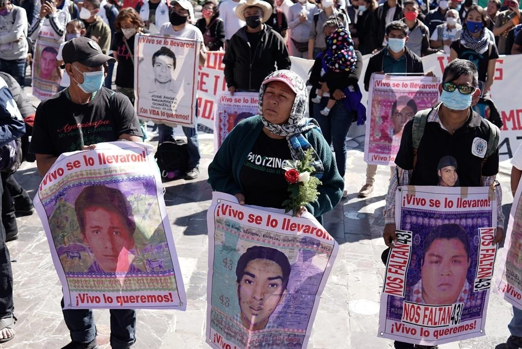 Padres y familiares de los 43 normalistas desaparecidos de Ayotzinapa escuchan la misa a cielo abierto realizada en la Basílica de Guadalupe, en la Ciudad de México, el 26 de diciembre de 2021. Foto Pablo Ramos