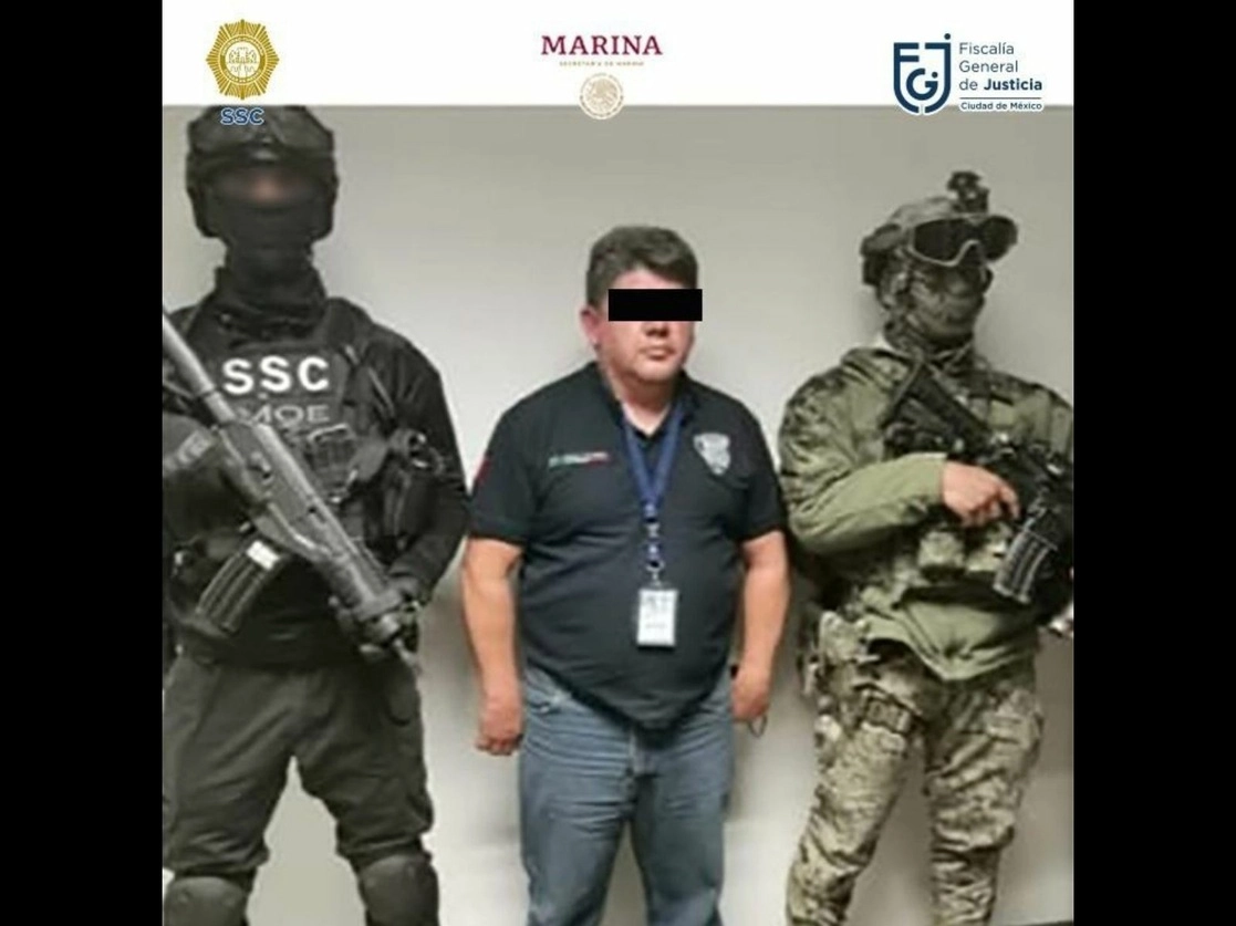 Una de las dos personas detenidas en posesión de arma de fuego. También les fue asegurado dinero en efectivo y dos radios propiedad de la alcaldía de Cuajimalpa. Foto cortesía Semar 
