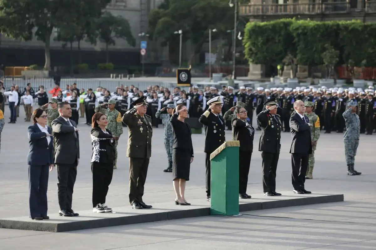 La presidenta Claudia Sheinbaum Pardo encabezó la ceremonia de izamiento de la bandera a media asta en el Zócalo capitalino en honor a la memoria de las víctimas de los sismos de 1985 y 2017.