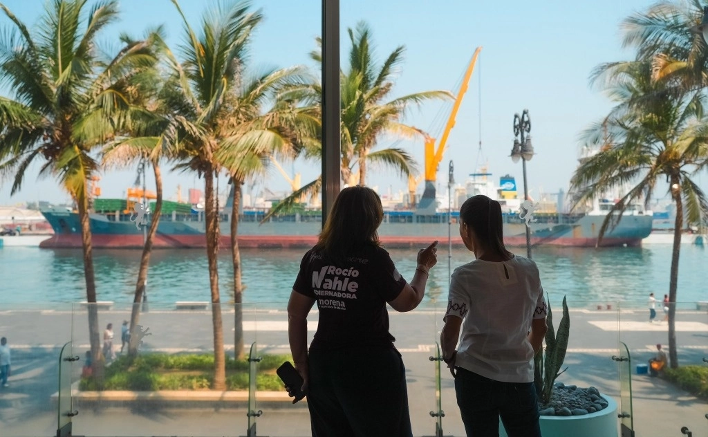 Claudia Sheinbaum, la candidata presidencial de la coalición Sigamos Haciendo Historia, y Rocío Nahle, candidata a la gubernatura de Veracruz, en el Puerto de Veracruz. Foto X @Claudiashein