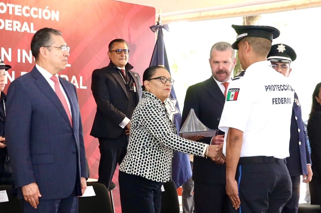 La titular de la SSPC, Rosa Icela Rodríguez (c) durante la cermonia. Foto tomada de la cuenta de X @rosaicela_

