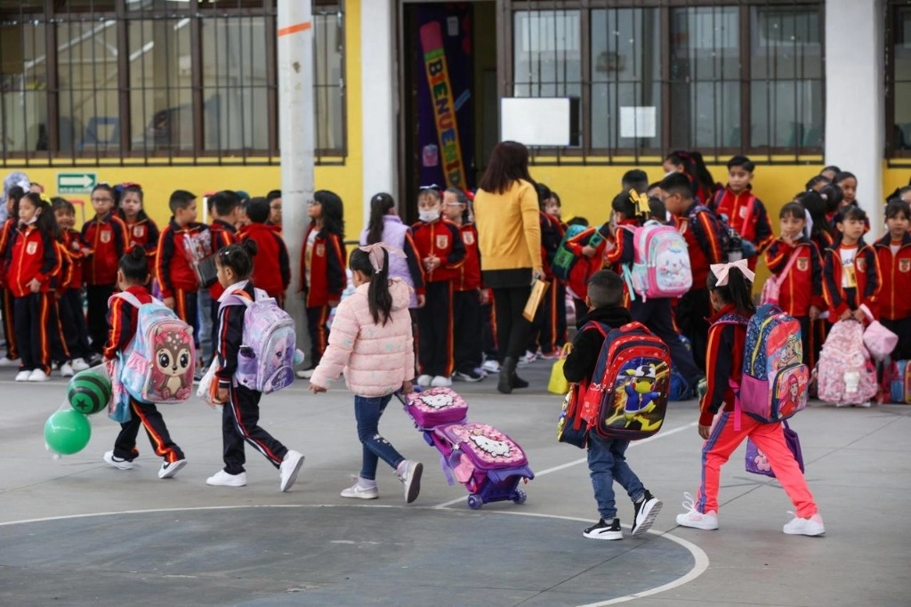 Niños ingresan a la Escuela Primaria España ubicada en la calle San Jerónimo. Centro Histórico. Foto Pablo Ramos