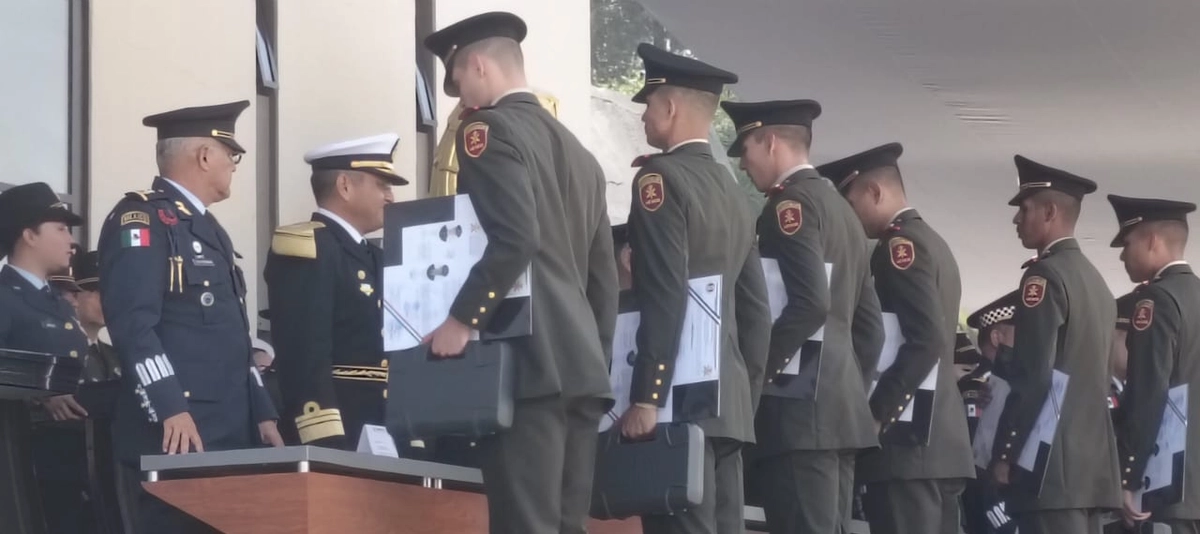 Los egresados del Heroico Colegio Militar "cuentan con sólidos valores y conocimientos teóricos y prácticos, principales herramientas que les permitirán desempeñarse con liderazgo en el ejercicio del mando de las unidades del Ejército y de la Guardia Nacional", se resaltó en la ceremonia. Foto 