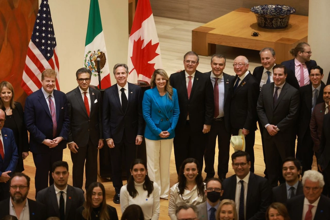 El secretario de Relaciones Exteriores, Marcelo Ebrard Casaubon, presidió esta Cumbre de Líderes Empresariales junto con la ministra de Asuntos Exteriores de Canadá, Mélanie Joly, y el secretario de Estado de los Estados Unidos, Antony Blinken. Imagen difundida por la SRE