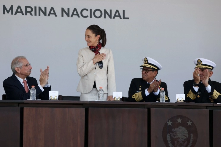 La jefa de Gobierno, Claudia Sheinbaum, acudió a la ceremonia conmemorativa por el Día de la Marina en la Ciudad de México. En sus redes sociales expresó sus felicitaciones y reconoció la incansable labor de los elementos de la Semar en apoyo de los mexicanos. Foto 'La Jornada'