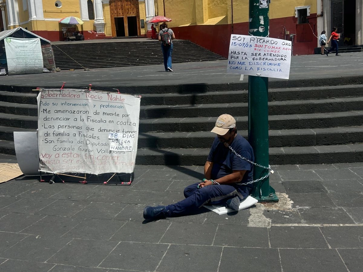 Un hombre que dice haber sido víctima de fraude y que se dice amenazado por personal de la Fiscalía de Veracruz, inició una huelga de hambre encadenado a un poste en la ciudad de Xalapa. Foto 
