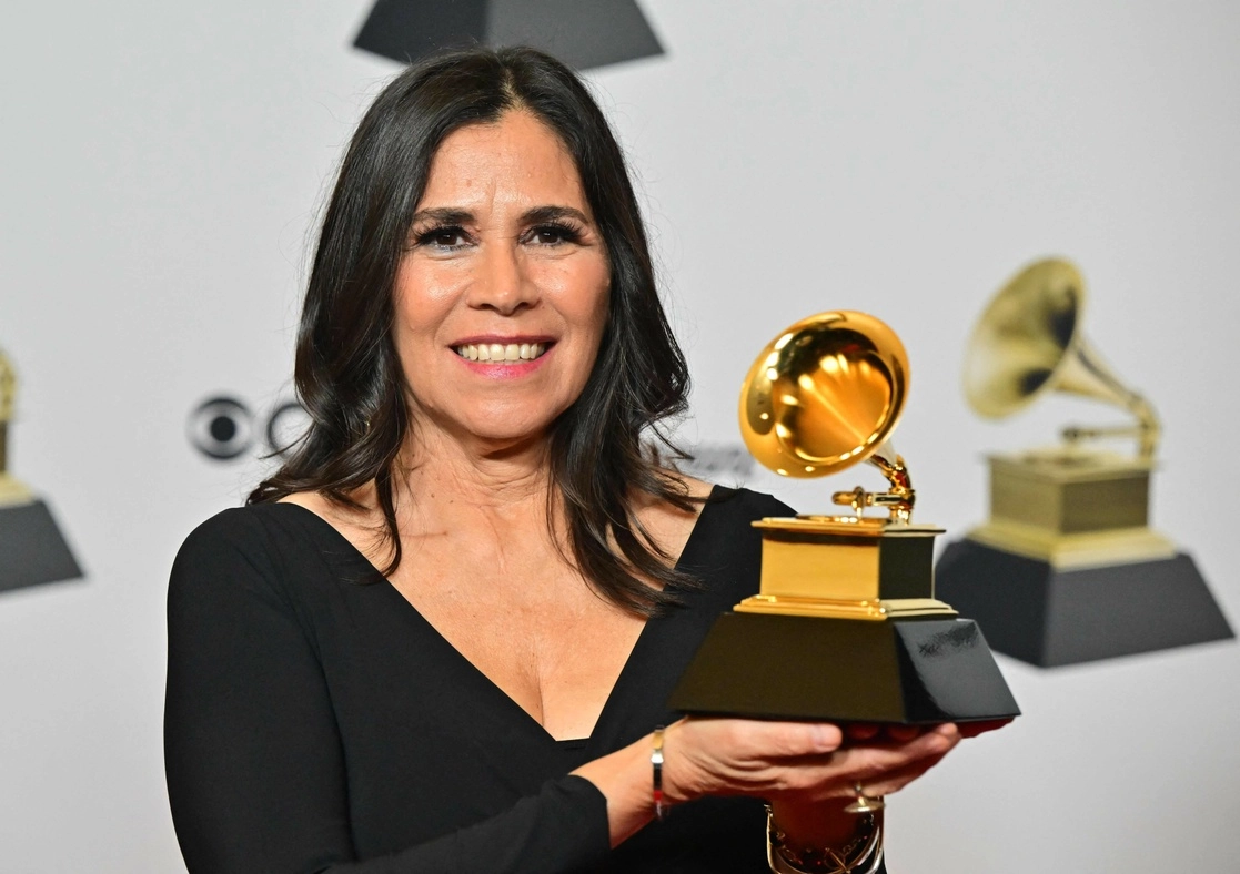 La compositora Germaine Franco, ganadora por mejor banda sonora para un medio audiovisual por la película ‘Encanto’, en la 65 entrega de los Premios Grammy. Foto Afp