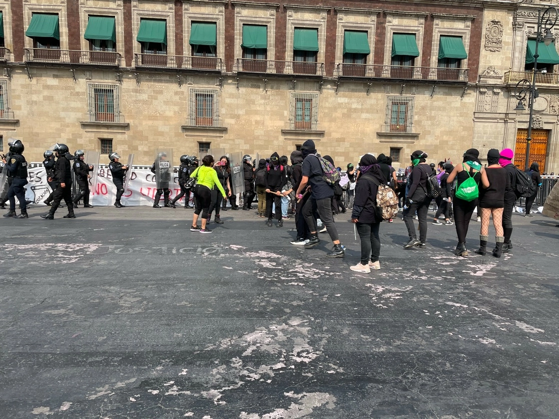 Mujeres policías de la Secretaría de Seguridad Ciudadana fueron desplegadas en calles del Centro Histórico para evitar destrozos. Foto Laura Gómez