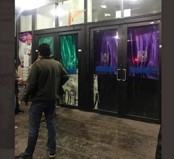 En un comunicado por parte de las autoridades de la Universidad Autónoma de México, señalan como ilegítima esta toma de instalaciones. Foto @pumalerta
