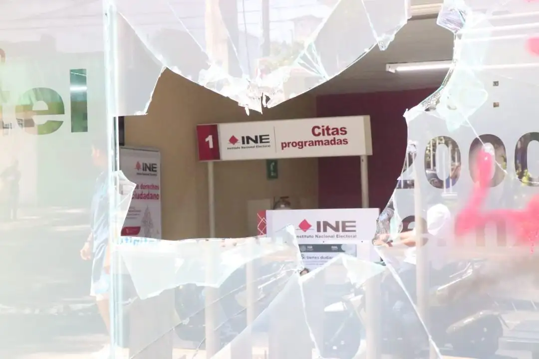 Personas encapuchadas vandalizaron oficinas del INE y del PRI, así como comercios y otros inmuebles en la capital veracruzana. En el INE, lanzaron piedras y pintaron consignas en las juntas Ejecutiva Local y Distrital, donde se resguarda material electoral. Adolfo Ramírez Arana, líder estatal del PRI, acusó al gobierno de perder el control de la seguridad y exigió garantías para el proceso electoral.