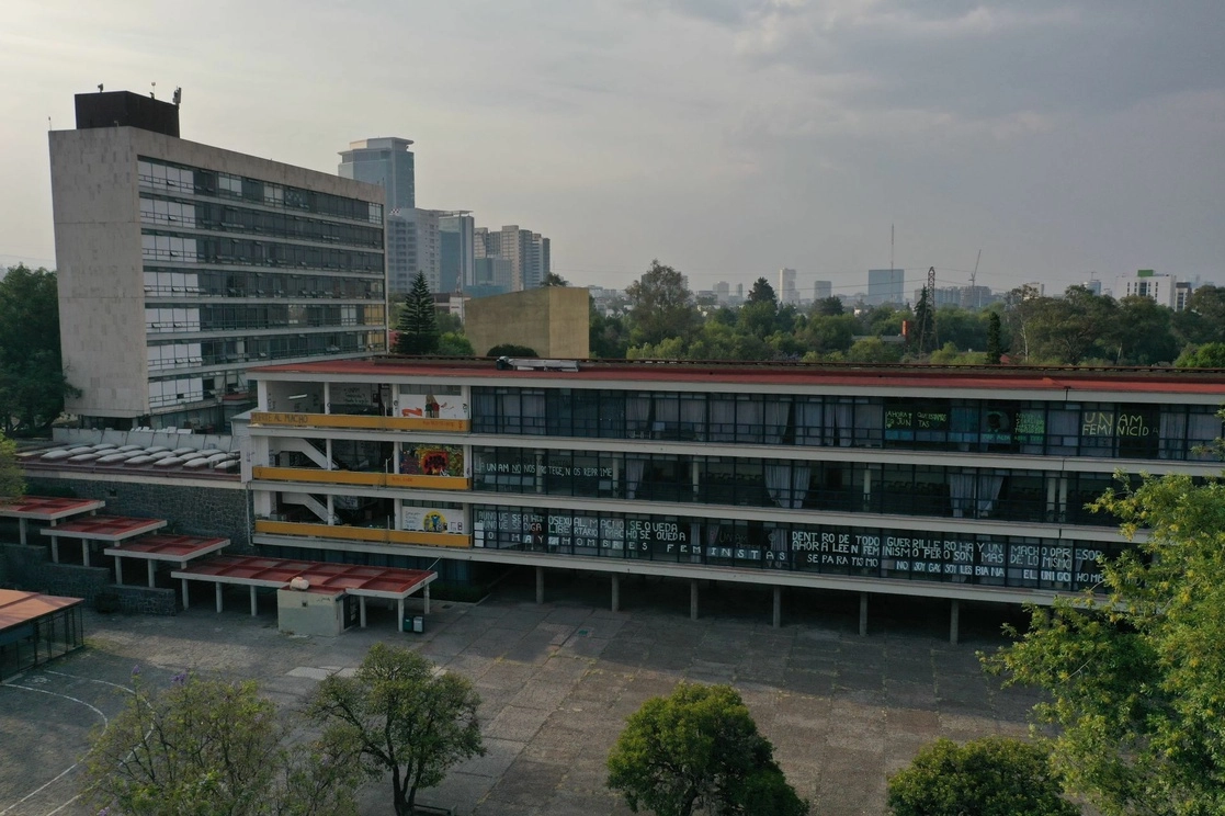 Fachada de la Facultad de Filosofía y Letras, en Ciudad Universitaria. Foto Cuartoscuro / Archivo