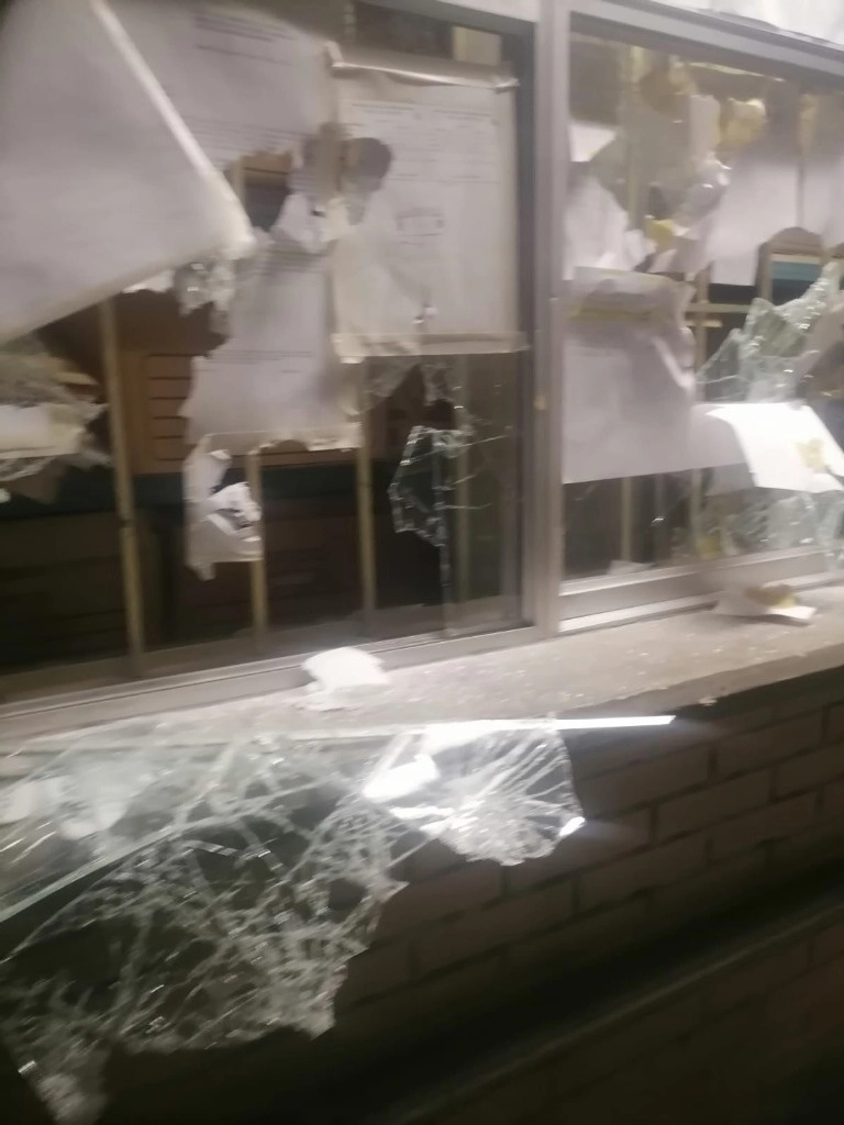 Los quejosos rociaron con gasolina a algunos trabajadores y les prendieron fuego, causando lesiones graves a dos profesoras. Foto La Jornada