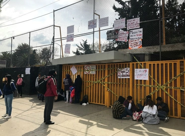 Estudiantes a las afueras de la preparatoria 5 de la UNAM en imagen de archivo. Foto Alfredo Domínguez